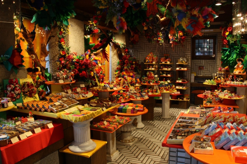 vitrine-LE CANNET-min_candy_store_chocolate_shop_chocolate_switzerland-393515